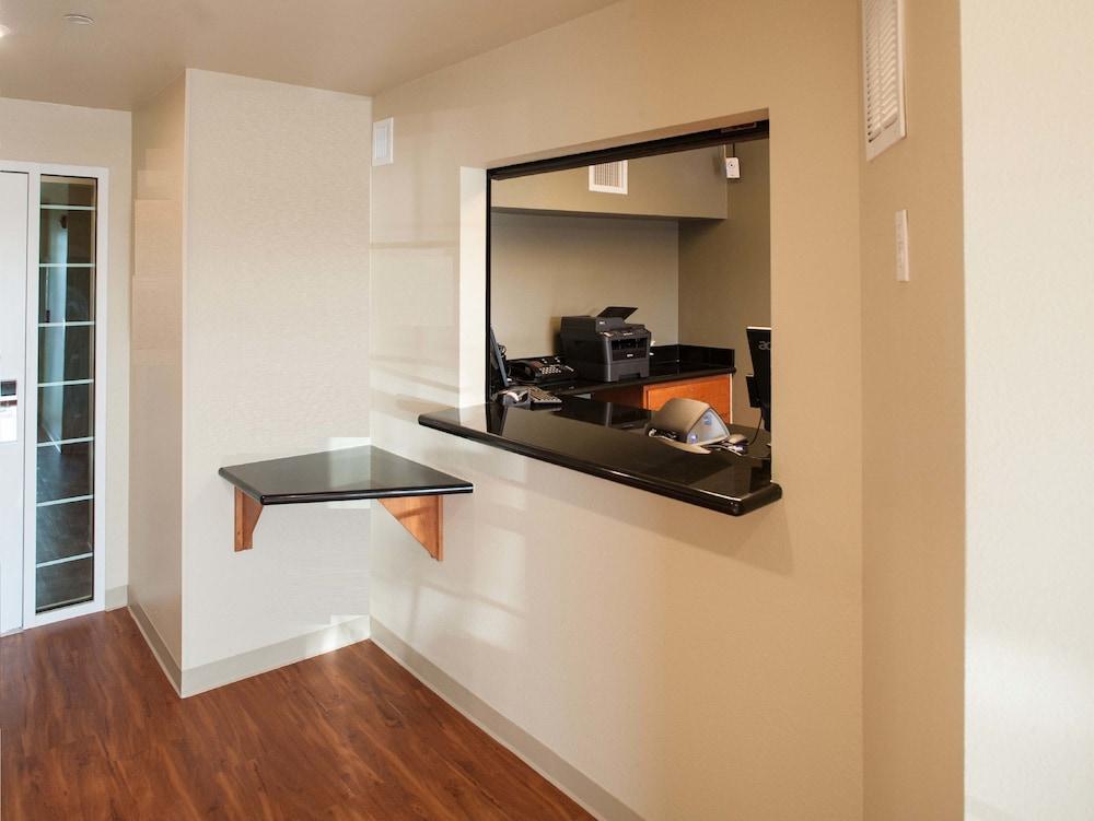 Suburban Studios Watford City Ngoại thất bức ảnh